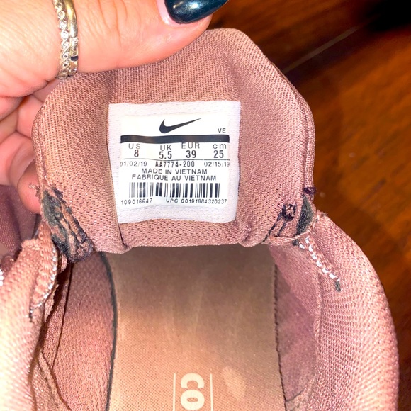 NIKE LIKE NEW - Women’s Nike Tennis Shoe - Picture 3 of 5